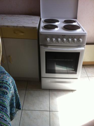 - un poêle blanc dans la cuisine avec un comptoir dans l'établissement Appartement Hyper Centre proche tram, à Angers