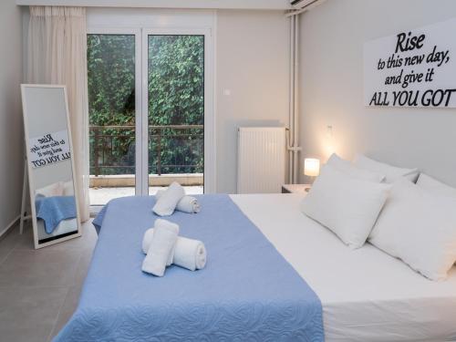 1 dormitorio con 1 cama grande y toallas. en City Center Apartment in Great Location, en Heraclión