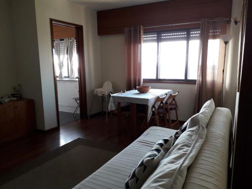 sala de estar con sofá y mesa en Apartamento Fonte Luz, en Matosinhos