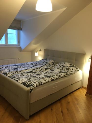 1 dormitorio con 1 cama en una habitación con techo en Lossi 32 Penthouse en Tartu