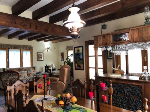een keuken en een woonkamer met een tafel en stoelen bij pension trescasas in Trescasas