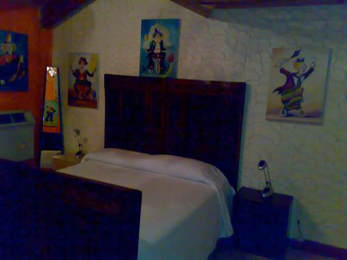 Schlafzimmer mit einem Bett und Wandmalereien in der Unterkunft Ianua Coeli 2 in Mosso Santa Maria