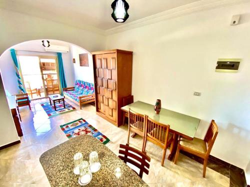 een woonkamer met een tafel en een eetkamer bij TheCastle Hotel in Dahab