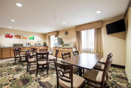 Η κουζίνα ή μικρή κουζίνα στο Quality Inn & Suites