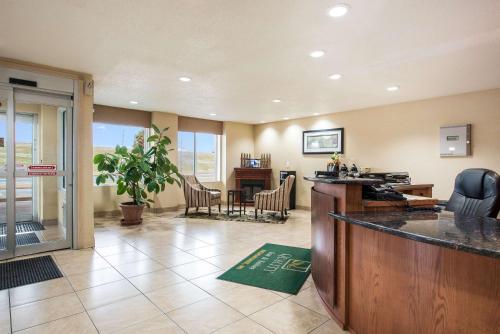 Ο χώρος του λόμπι ή της ρεσεψιόν στο Quality Inn & Suites