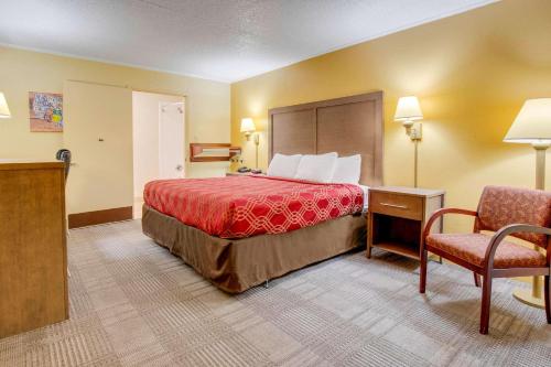 Een bed of bedden in een kamer bij Econo Lodge