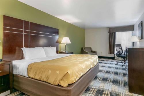 Habitación de hotel con cama y escritorio en Quality Inn, en Cape Girardeau