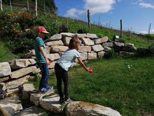 a boy and a girl standing on a rock wall at Ferienhaus Grabenhansl in Stubenberg