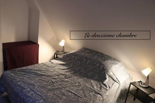 מיטה או מיטות בחדר ב-NORMANDIA du lieu foison