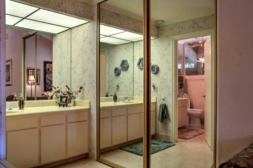 Bilik mandi di Palm Springs Golf Course Home Private Pool and Spa!