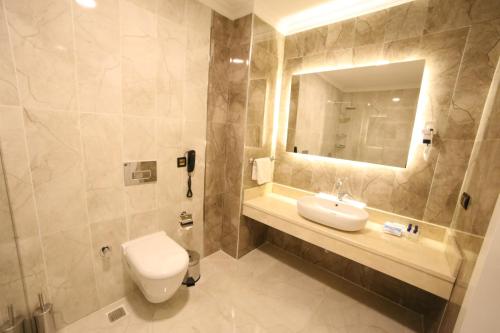 Koupelna v ubytování EMA ÖZTÜRK THERMAL HOTEL