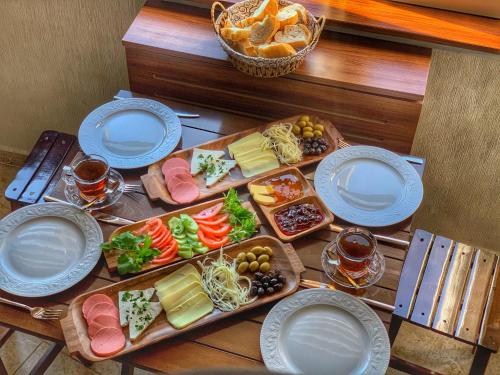 una mesa con platos de comida encima en The First Ottoman Suites, en Estambul