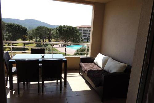 Appartement vue piscine dans résidence de standing