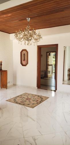 Hotel Villa Greenberg في مونتي فيردي: غرفة معيشة فيها ثريا وأرضية من البلاط