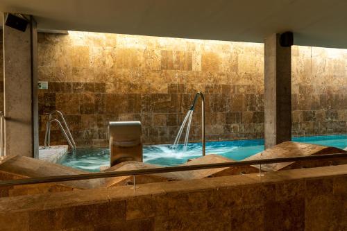 una grande piscina con una sedia in acqua di Parador de El Saler a El Saler