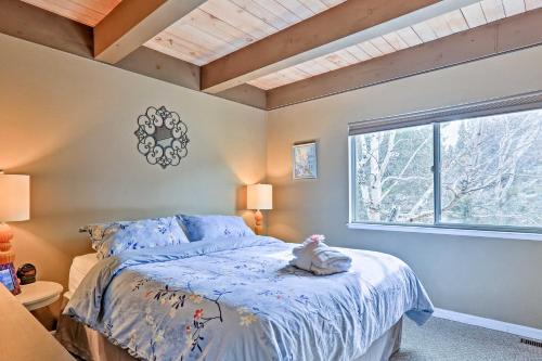 a bedroom with a bed and a window at 1 Mi to Shore Quiet South Lake Tahoe Condo in South Lake Tahoe