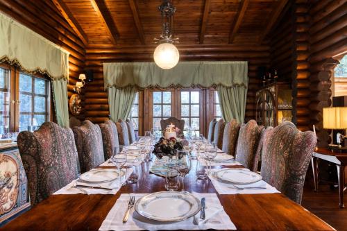 a long dining room with a long table and chairs at All Seasons Paradise in Khrisovítsion