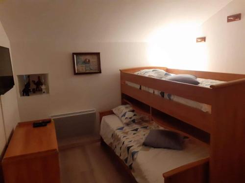 une chambre avec deux lits superposés et un bureau dans l'établissement Proche Futuroscope - Maison de campagne - La petite Lucie, à Savigny-sous-Faye