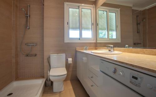 ein Bad mit einem WC, einem Waschbecken und einer Dusche in der Unterkunft Cliper A3 in Llafranc