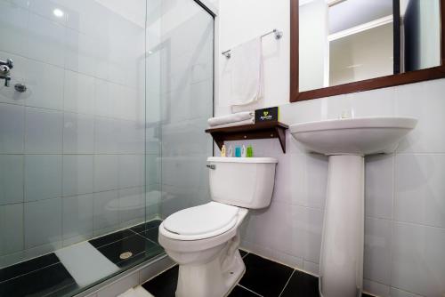 a bathroom with a toilet and a sink and a shower at Ayenda 1703 Gran Reserva in Villavicencio