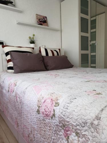 Giường trong phòng chung tại Marijampolės jaukūs apartamentai
