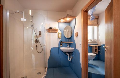 ゼルにあるBed & Breakfast Landhaus Strasserのバスルーム(洗面台、トイレ、シャワー付)