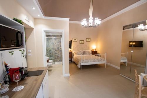 uma grande sala de estar com uma cama e uma cozinha em Dimora Porta Garibaldi em Catânia