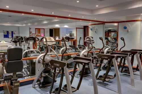 The fitness centre and/or fitness facilities at Best Western Queens Hotel
