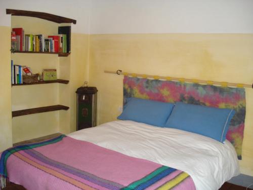 sypialnia z łóżkiem z kolorowym kocem w obiekcie Il Cielo Bio - Il più piccolo B&B del Chianti w Greve in Chianti