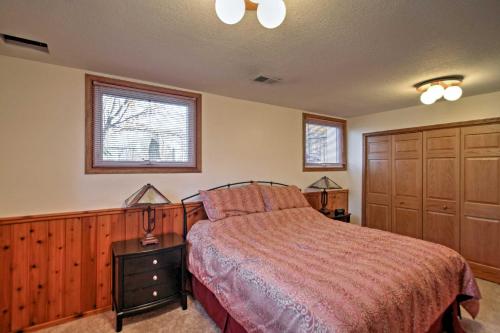 En eller flere senge i et værelse på Quaint Duluth Hideaway with Private Fenced-In Yard!