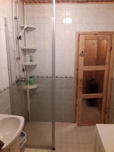 ein Bad mit einer Dusche, einem WC und einem Waschbecken in der Unterkunft Pätkä in Paltamo