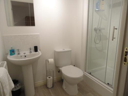 Ένα μπάνιο στο Redmarley House by Cliftonvalley Apartments