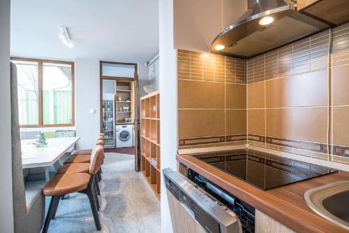 eine Küche mit einer Spüle und einer Arbeitsplatte in der Unterkunft Casa Stella - spacious central villa in Cluj-Napoca