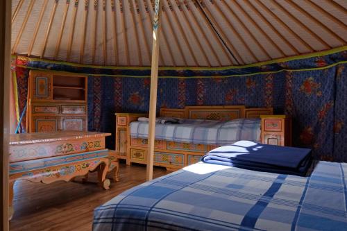 Katil atau katil-katil dalam bilik di "Verdon Yourtes" Camping à la ferme
