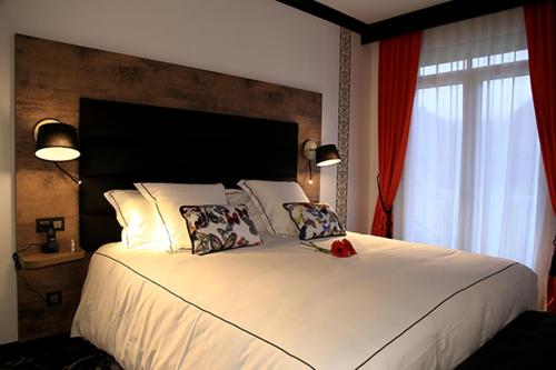 Una cama o camas en una habitación de Hôtel du Barry Resort & Spa