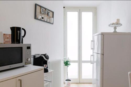a kitchen with a microwave and a refrigerator at Charming 25 Apartment in Rome