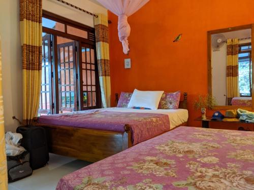 Tempat tidur dalam kamar di Induwara Guest