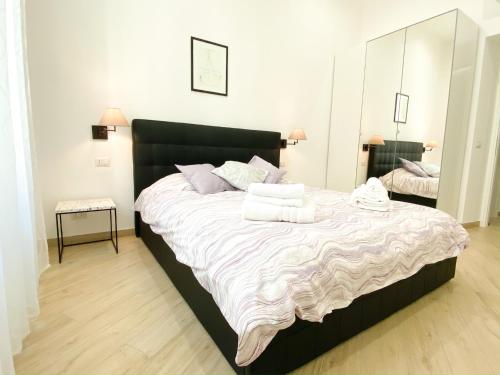1 dormitorio con 1 cama grande y toallas. en Domus Termini, en Roma