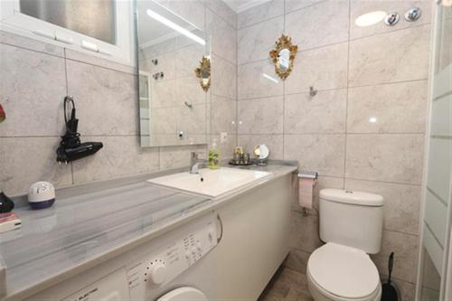 Kupatilo u objektu Bonito Torremar Apartamento Ref 7007