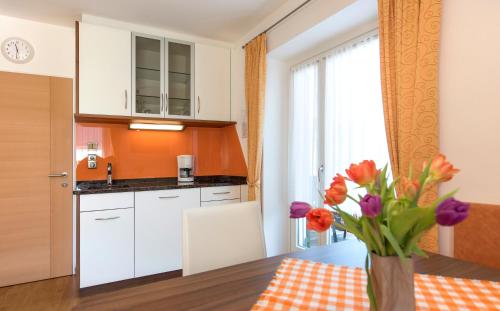 Obermaratscher Apartments Residenceにあるキッチンまたは簡易キッチン
