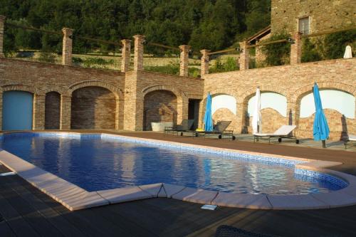 Bazén v ubytovaní Castel Martino alebo v jeho blízkosti