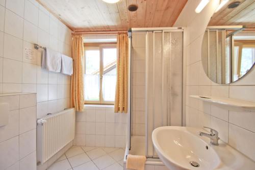 y baño con lavabo y ducha. en Gasthof Aggenstein, en Pfronten