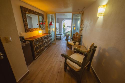 een woonkamer met een wastafel en een spiegel bij Espuma Hotel - Adults Only in Zihuatanejo