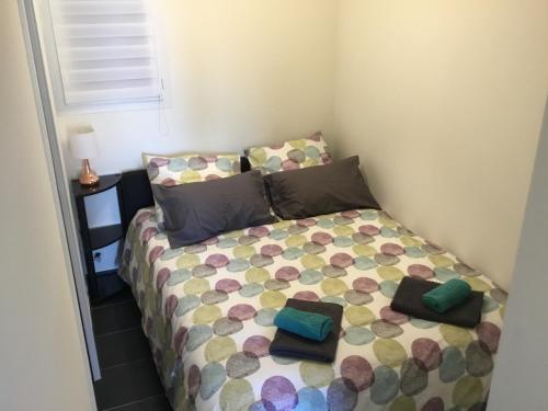 コゴランにあるStudio climatisé piscine parking - Prix du Voyageur 2023 et 2024 ! Merciの枕が置かれたベッドのある寝室