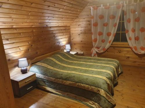 Tempat tidur dalam kamar di Holiday Home Dālderi