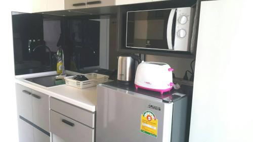 Кухня или мини-кухня в The Excel Groove Condo at Lasalle 52
