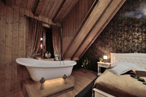 baño con bañera y cama en Plitvice Lakes VILLA DIAMOND en Plitvica selo