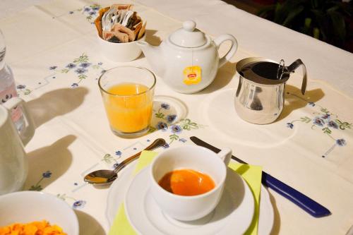 - une table avec une tasse de thé et une tasse de jus d'orange dans l'établissement Da Virginia B&B, à Vérone