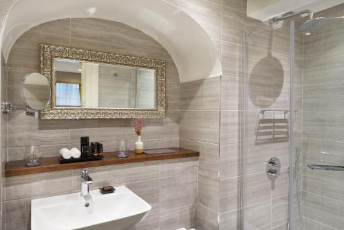 a bathroom with a sink and a shower with a mirror at Trinity Townhouse Hotel in Dublin