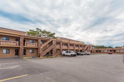 South HackensackにあるTravelodge by Wyndham South Hackensackの駐車場を利用したホテル